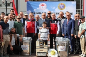 Vali Erol, bal s�zme makinesi da��t�m t�renine kat�ld�